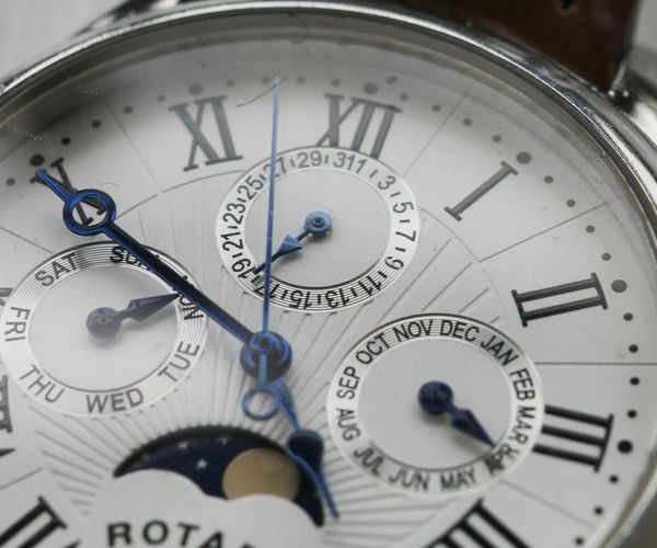 Calendar and a sports watch indicating a planned workout routine.