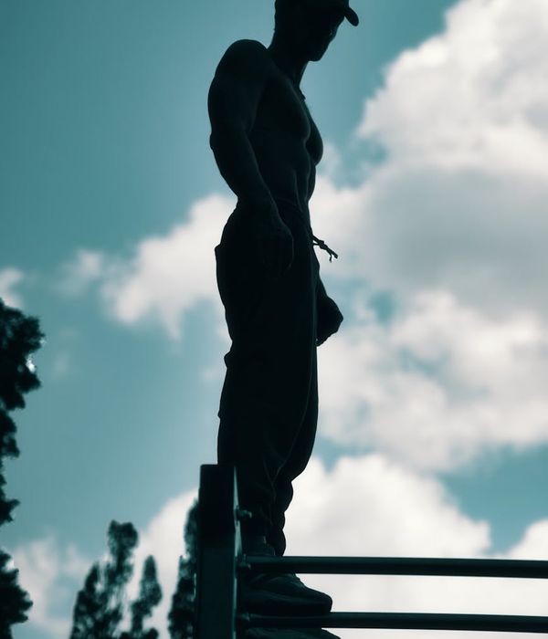 Man focused during a challenging bodyweight exercise, showing concentration.